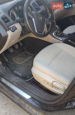 Седан Opel Insignia 2011 в Рахове
