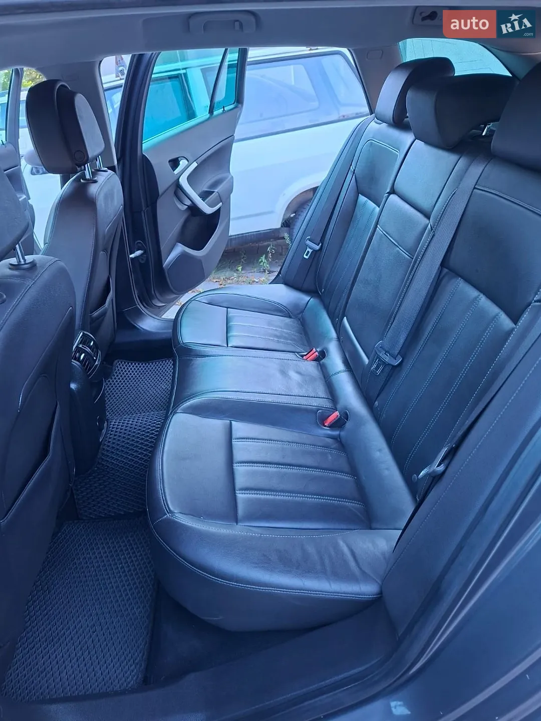 2010 Opel Insignia - мініатюра 8