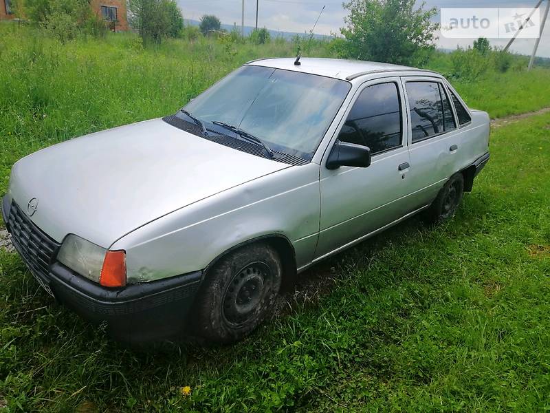 Седан Opel Kadett 1987 в Калуші