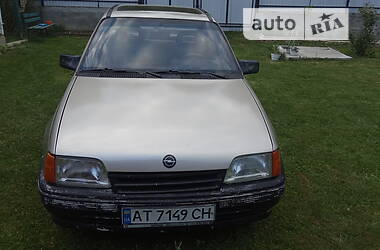 Седан Opel Kadett 1990 в Косові