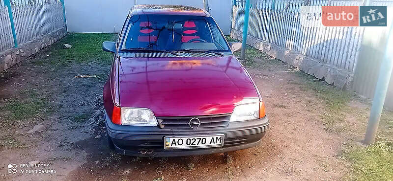 Хетчбек Opel Kadett 1990 в 