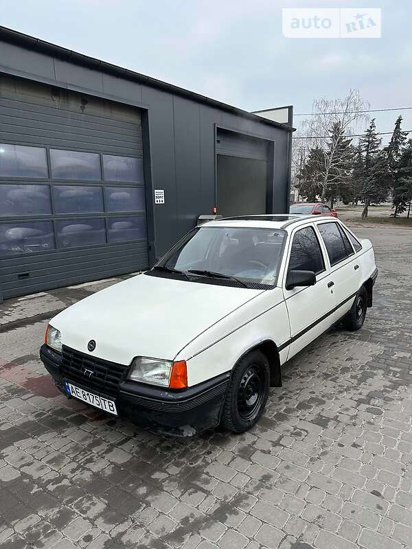 Седан Opel Kadett 1986 в Днепре