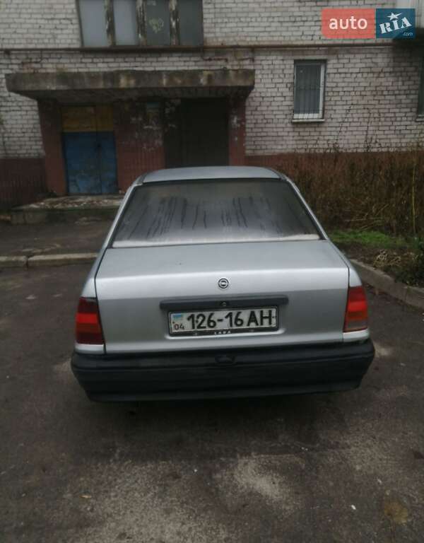 Седан Opel Kadett 1988 в Дніпрі