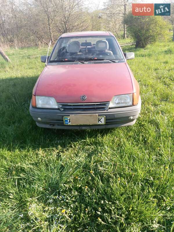 Хэтчбек Opel Kadett 1989 в Болехове