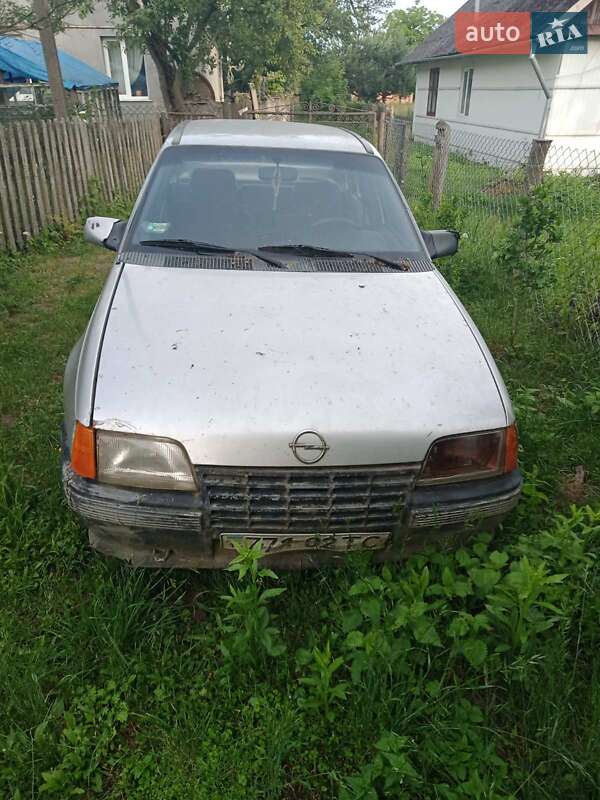 Седан Opel Kadett 1988 в Мостиській