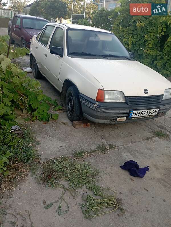 Седан Opel Kadett 1990 в Килии