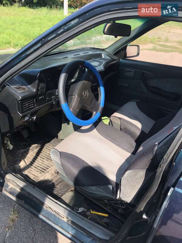 Седан Opel Kadett 1986 в Дніпрі