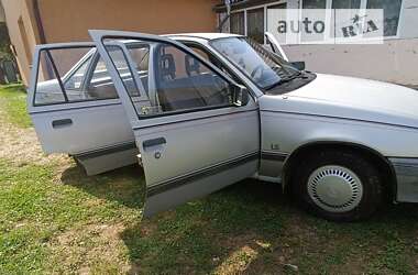 Седан Opel Kadett 1986 в Сторожинце