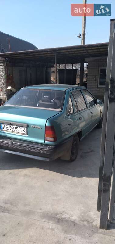 Седан Opel Kadett 1988 в Дніпрі