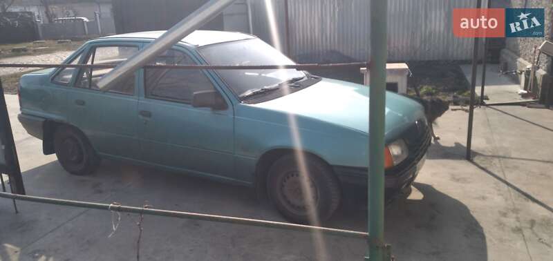 Седан Opel Kadett 1988 в Дніпрі