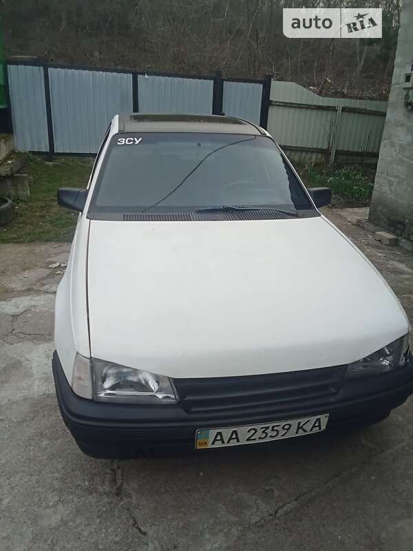 Седан Opel Kadett 1990 в Чигирине