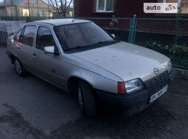 Седан Opel Kadett 1988 в Ровно