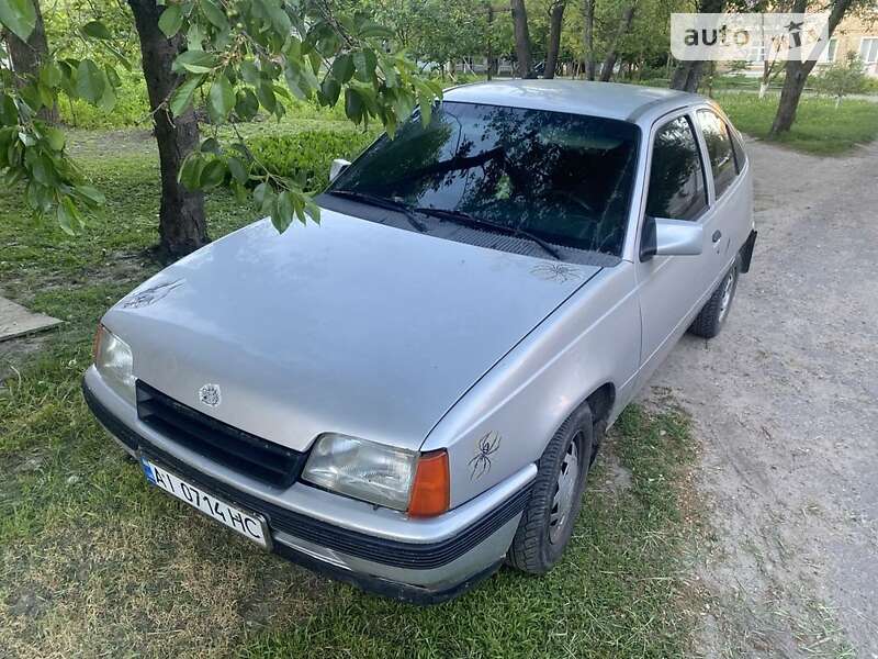 Хэтчбек Opel Kadett 1990 в Березане