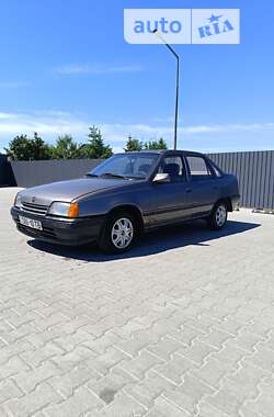 Седан Opel Kadett 1989 в Лановцах