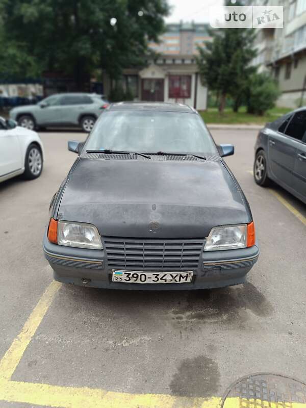 Хэтчбек Opel Kadett 1988 в Новояворовске