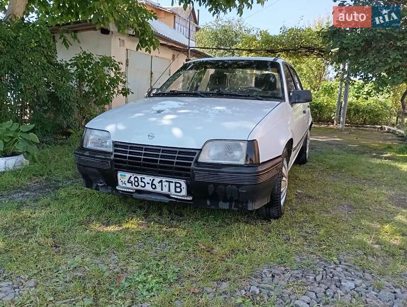 Седан Opel Kadett 1987 в Дрогобыче