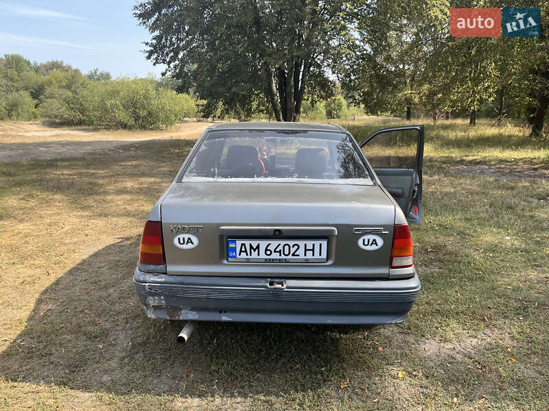 Седан Opel Kadett 1987 в Малине