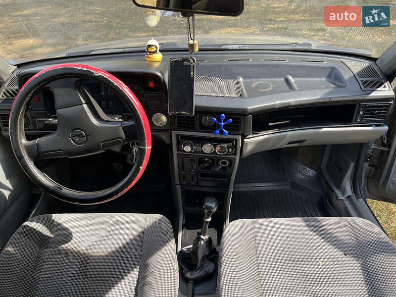 Седан Opel Kadett 1987 в Малине