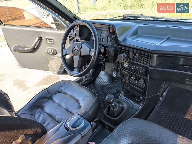 Седан Opel Kadett 1988 в Надворной