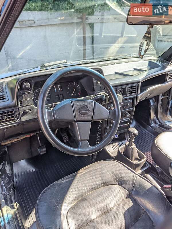 Седан Opel Kadett 1988 в Надворной