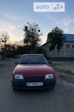 Седан Opel Kadett 1988 в Калуші