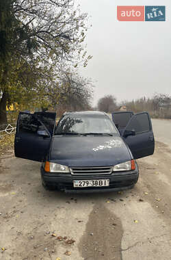 Седан Opel Kadett 1991 в Тыврове