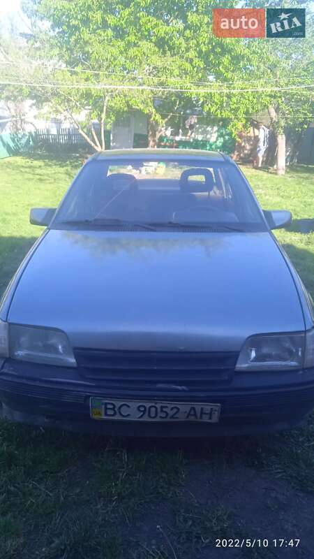 Седан Opel Kadett 1988 в Гвоздеце