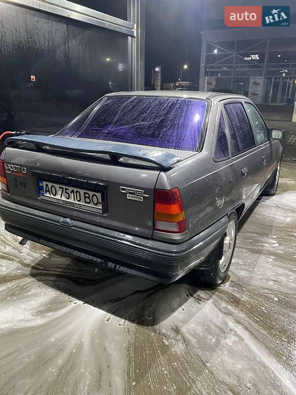 Седан Opel Kadett 1988 в Ракошине