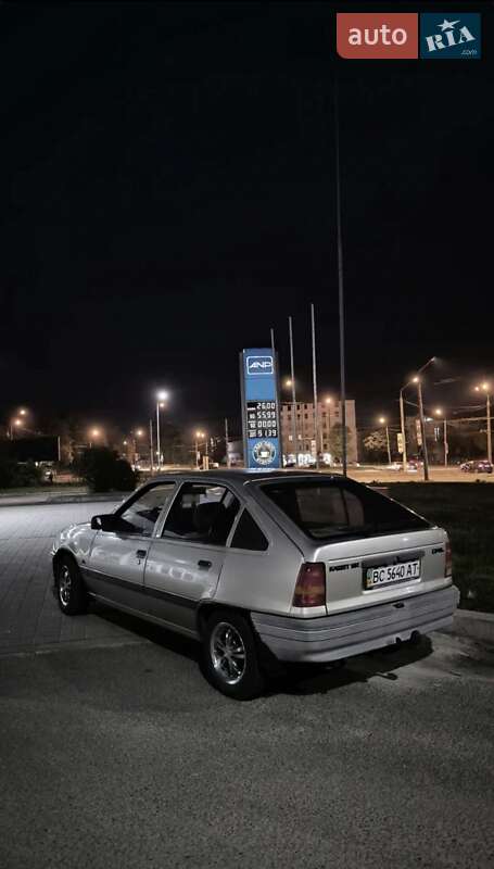 Хэтчбек Opel Kadett 1990 в 
