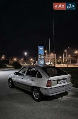 Хэтчбек Opel Kadett 1990 в 