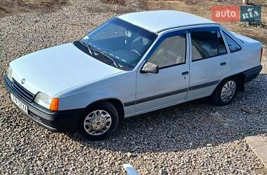 Седан Opel Kadett 1986 в Монастыриске