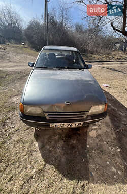 Седан Opel Kadett 1993 в Хотине