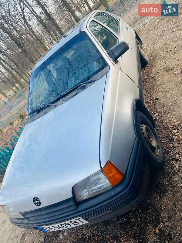 Хэтчбек Opel Kadett 1988 в Ольшанке