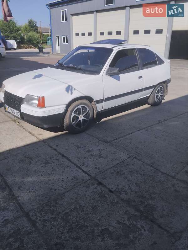 Хэтчбек Opel Kadett 1987 в 