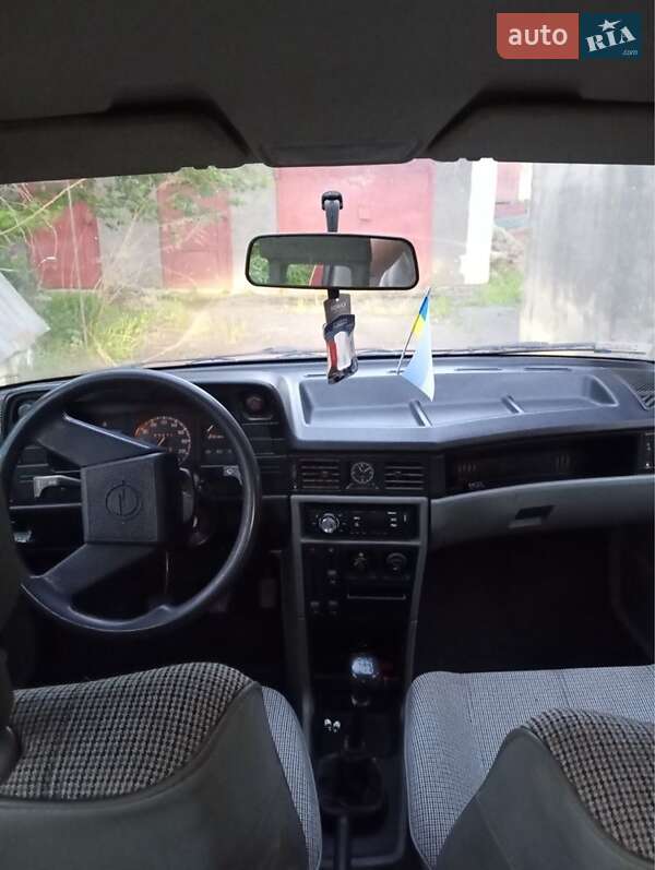 Хетчбек Opel Kadett 1988 в 