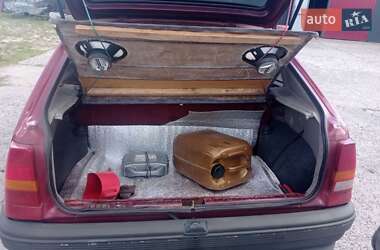 Хэтчбек Opel Kadett 1990 в 