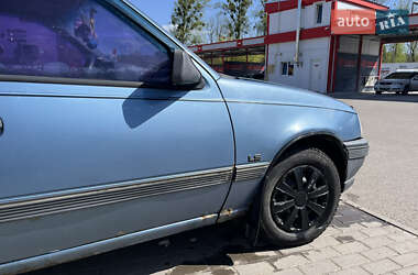 Хэтчбек Opel Kadett 1990 в 