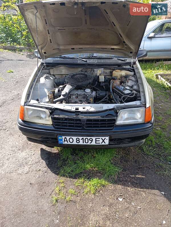 Хетчбек Opel Kadett 1988 в Перечині