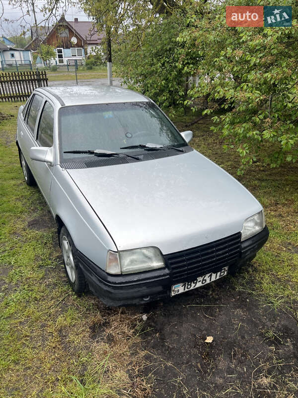 Седан Opel Kadett 1986 в Каневі