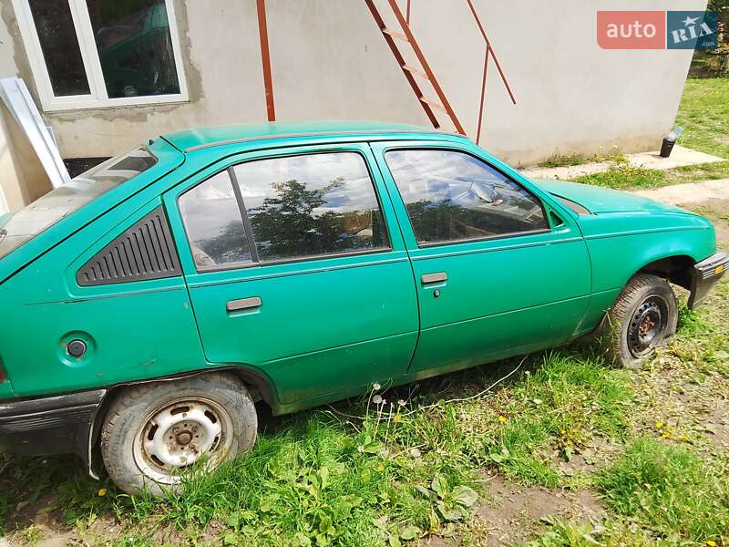 Хэтчбек Opel Kadett 1985 в 
