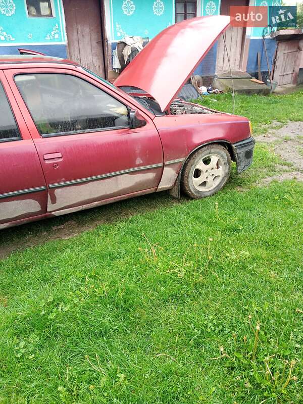 Хэтчбек Opel Kadett 1985 в Городке