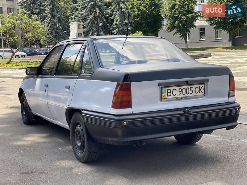 Седан Opel Kadett 1986 в Рівному