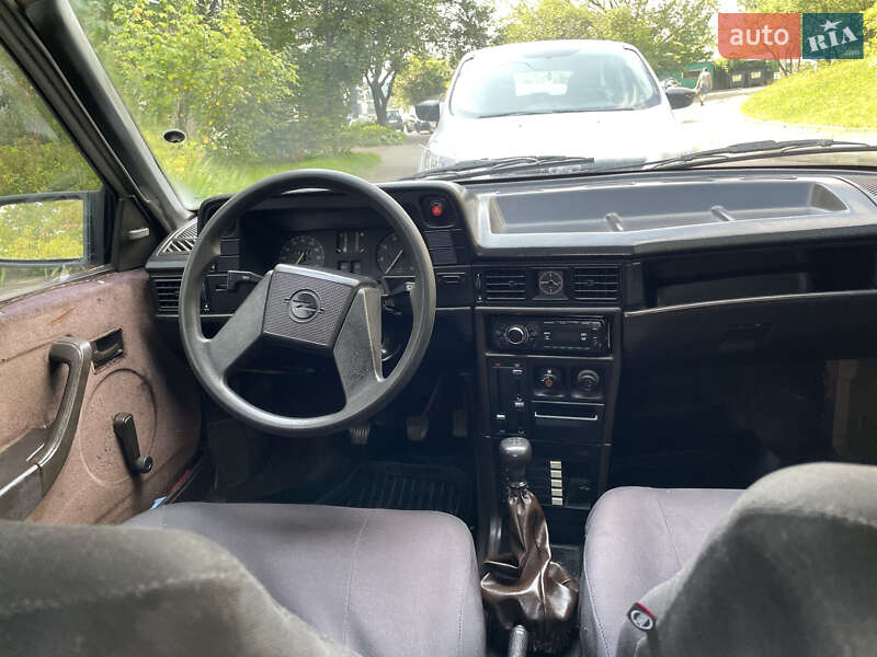 Седан Opel Kadett 1988 в Львове