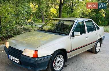 Седан Opel Kadett 1987 в Новомосковську