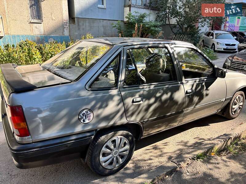 Седан Opel Kadett 1987 в Кропивницькому