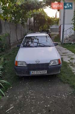 Універсал Opel Kadett 1988 в Ужгороді