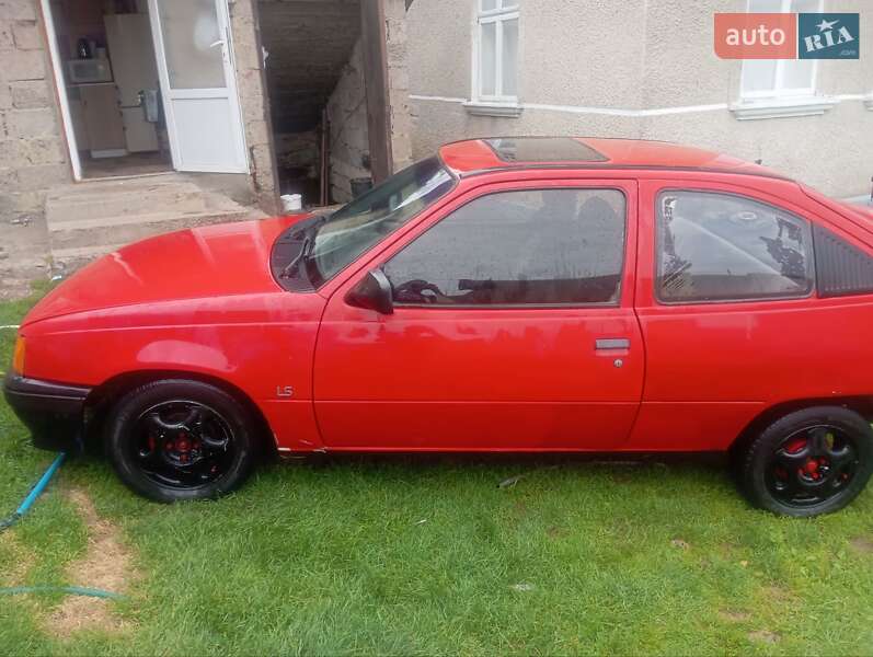 Хэтчбек Opel Kadett 1986 в Черновцах