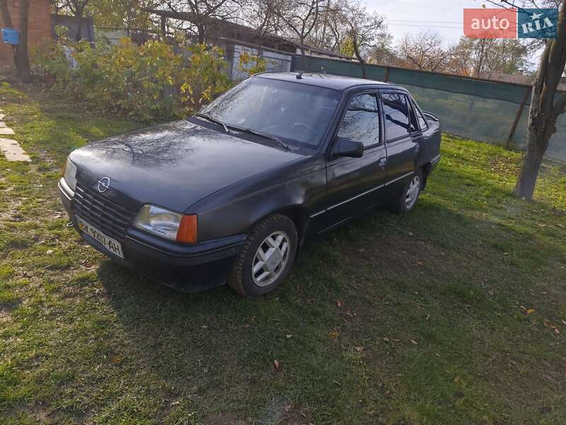 Седан Opel Kadett 1988 в Черновцах