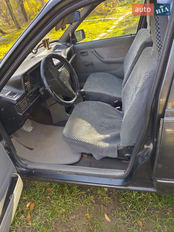 Седан Opel Kadett 1988 в Черновцах