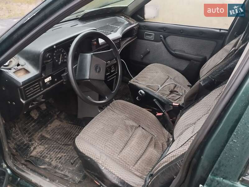 Седан Opel Kadett 1986 в Безлюдовке фото 5 Седан Opel Kadett 1986 в Безлюдовке